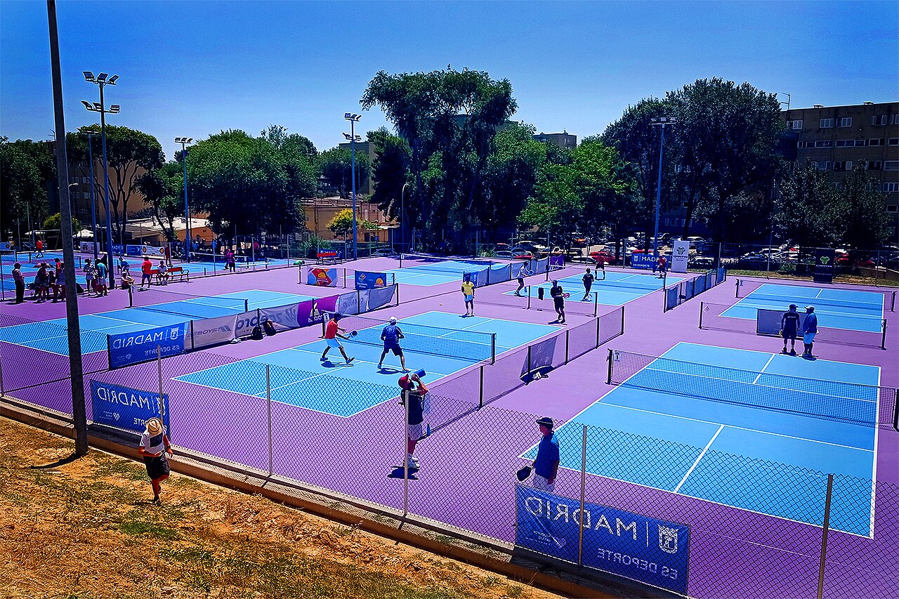 Pistas de pickleball en el Polideportivo Municipal Gallur, Madrid, España.